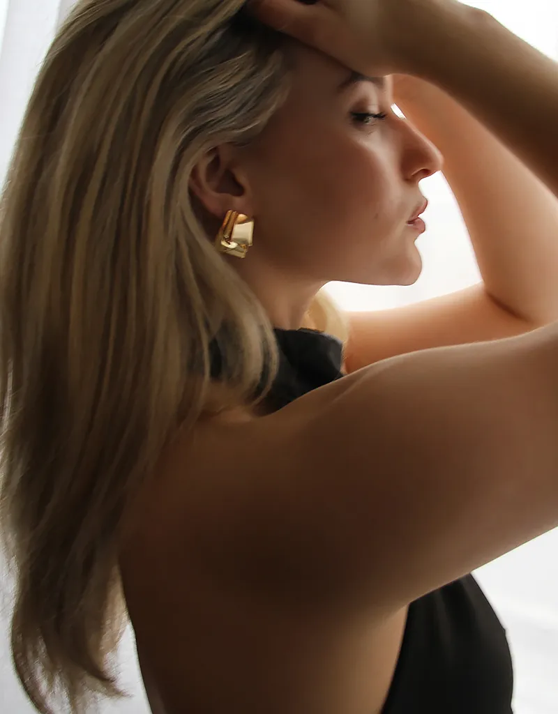CHARMING STUD EARRINGS