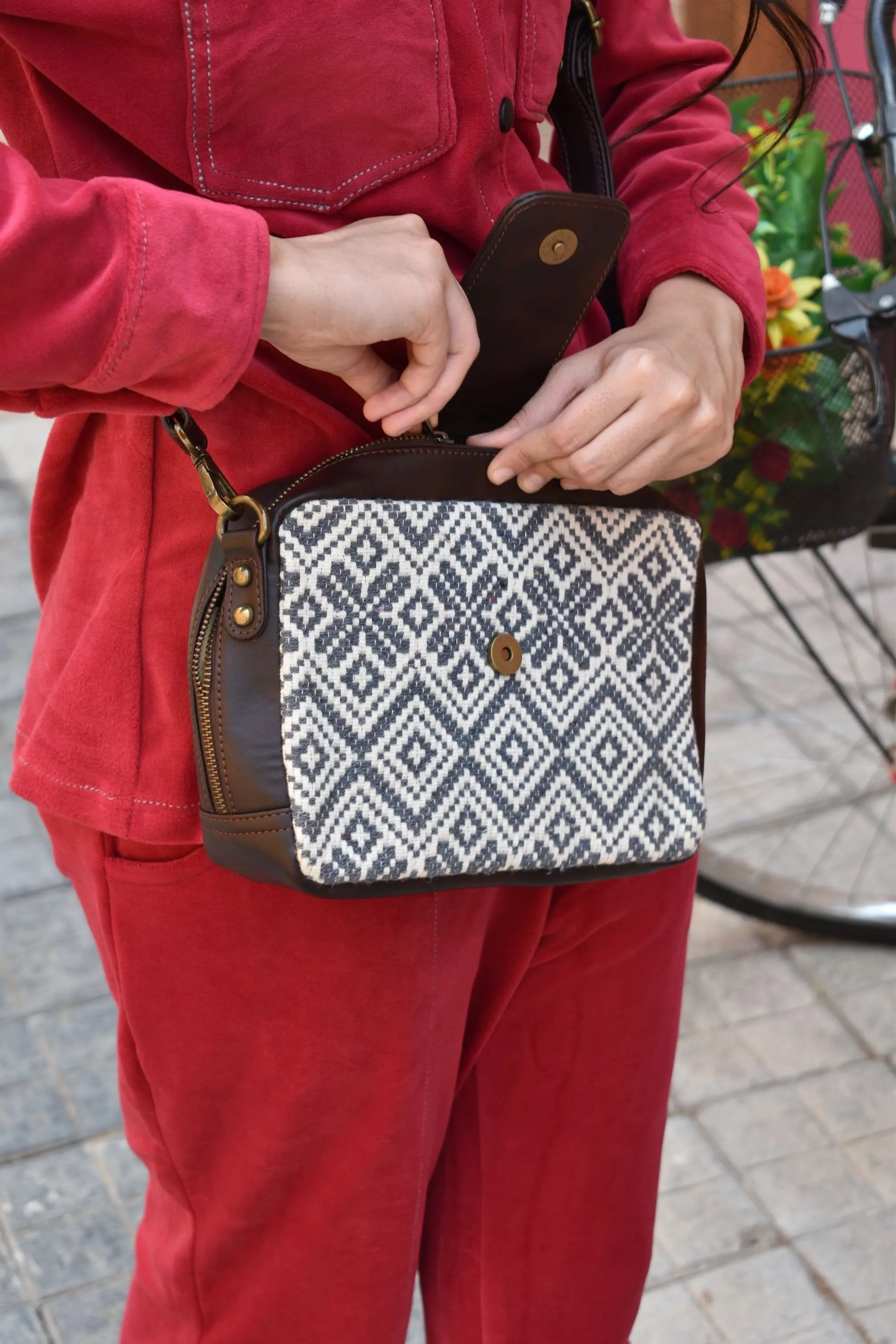 Rudhira Diamond boxes Crossbody / sling bag